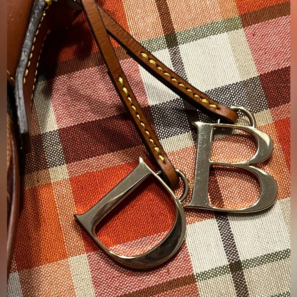 Dooney & Bourke Brown and Tan Logo Pebble Grain Hobo Shoulder Bag NWT - Picture 2 of 9